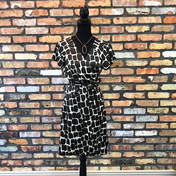 Banana Republic Dresses & Skirts - Banana Republic Brown/Cream Wrap Dress - Size 6